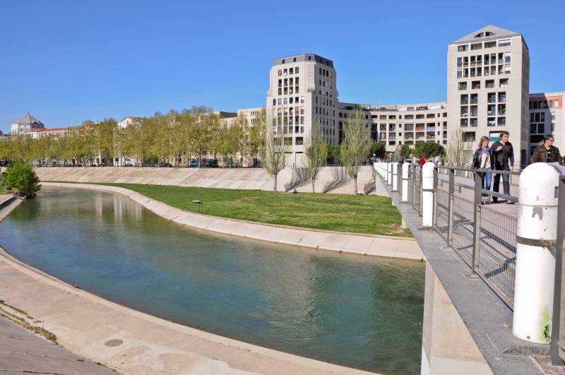 Balade au long du Rive du Lez à Montpellier proche de l'Hôtel de la Comédie 